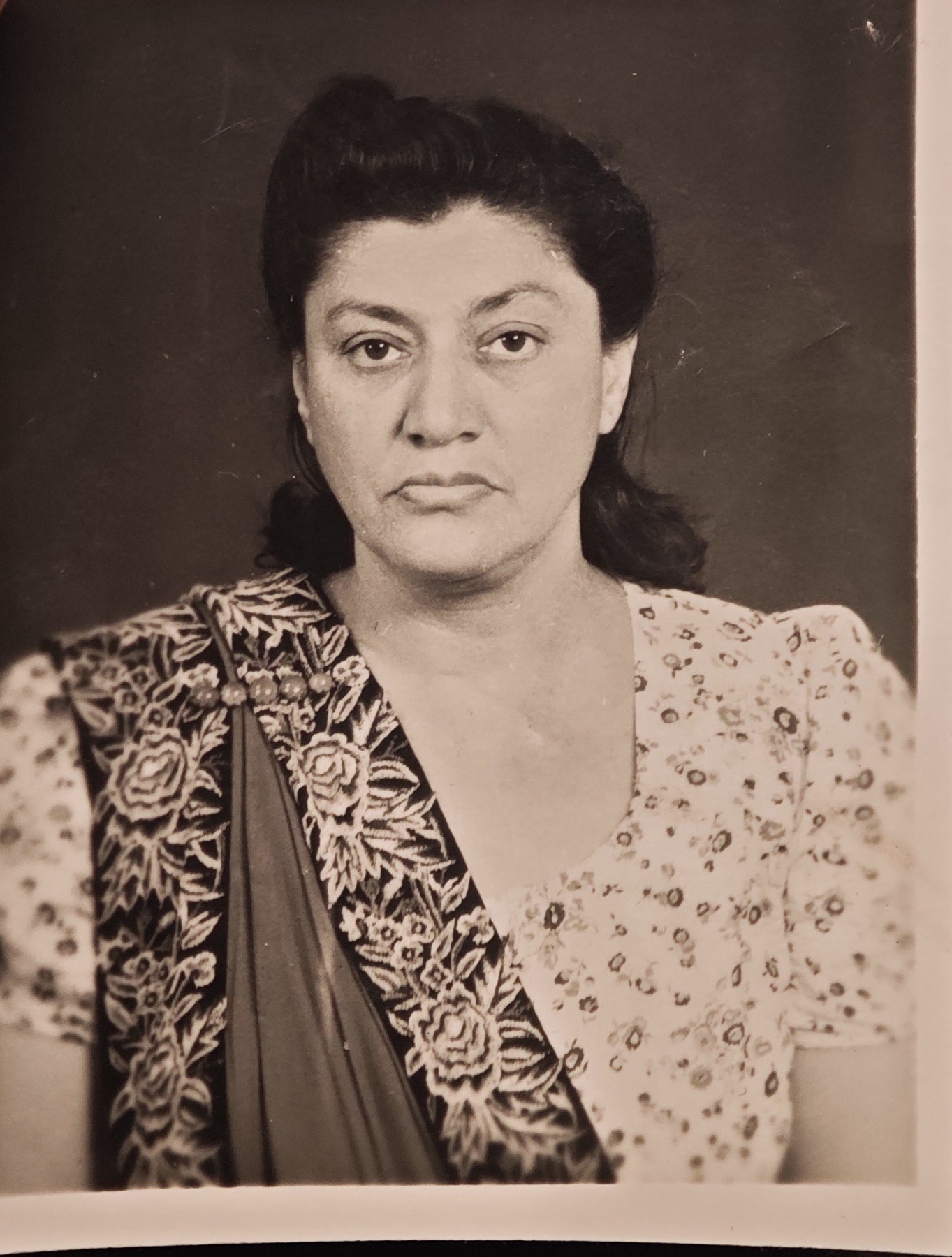 Portrait of Alla Daroga, known as Aloo, in a patterned sari.