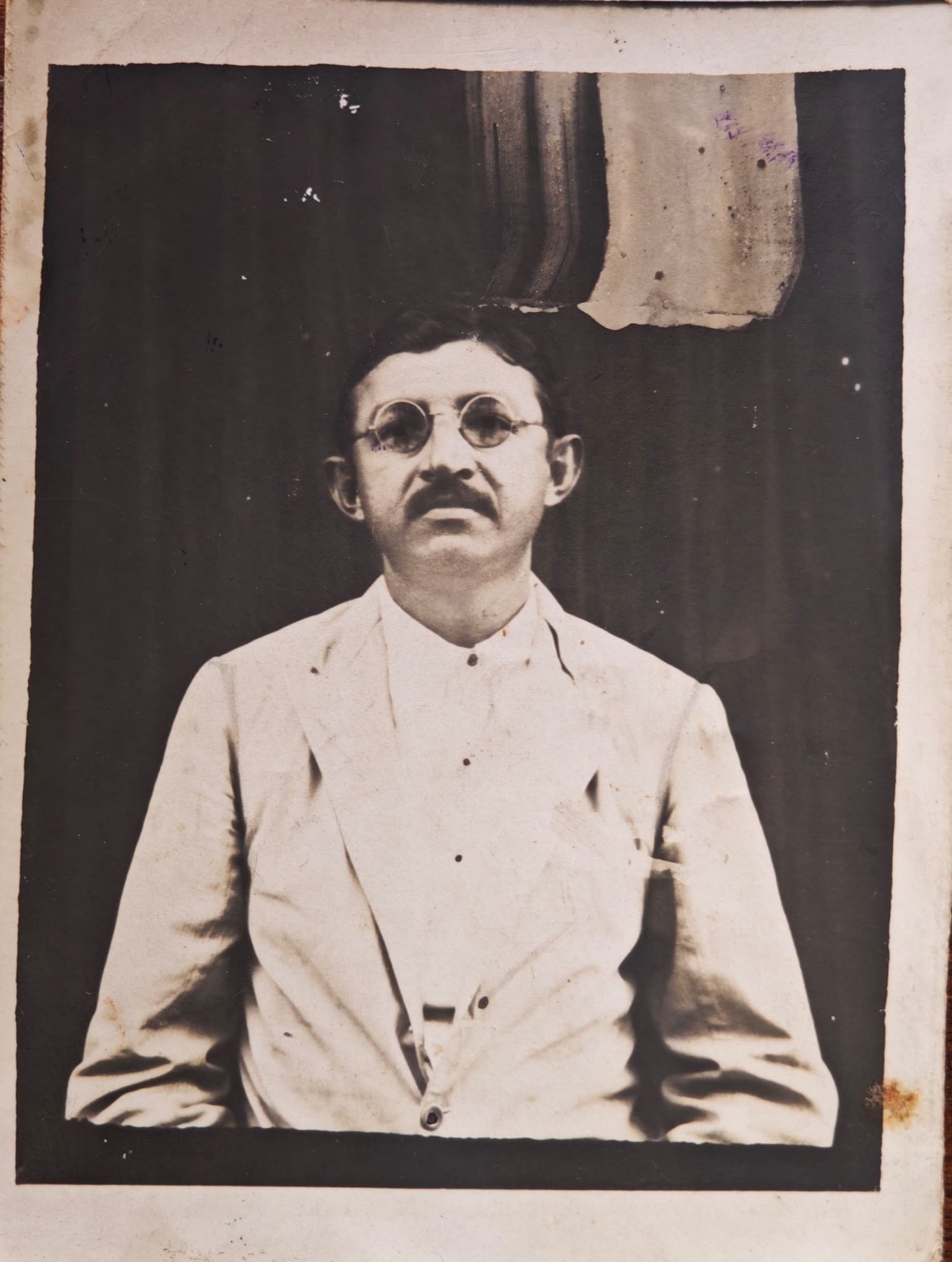 Portrait of Nariman Ardeshir Dubash in round glasses and a pale jacket.